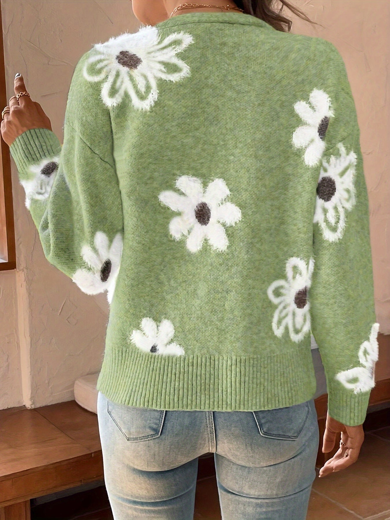 Daisy | Knitted Cardigan with Floral Pattern