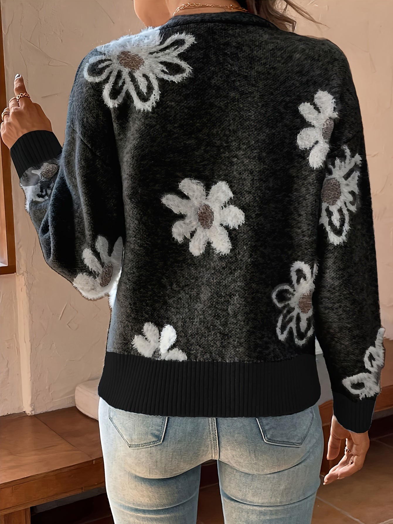 Daisy | Knitted Cardigan with Floral Pattern